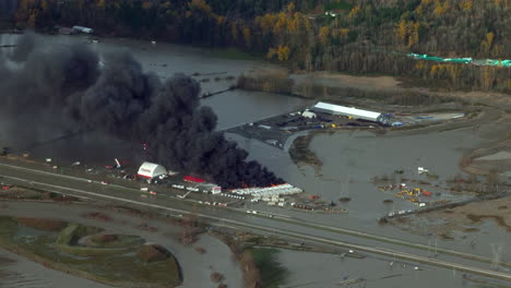 Humo-Negro-Saliendo-De-La-Caravana-Rv-Quemándose-En-Un-Patio-De-Almacenamiento-Después-De-Que-Las-Tormentas-Causaran-Inundaciones-En-Abbotsford,-Bc,-Canadá