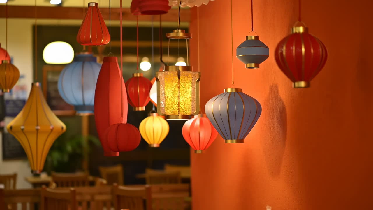 Lanternas Coloridas Penduradas em Interior Aconchegante de Restaurante, Brilho Quente de Abajures de Papel e Tecido, Vermelho Azul Dourado