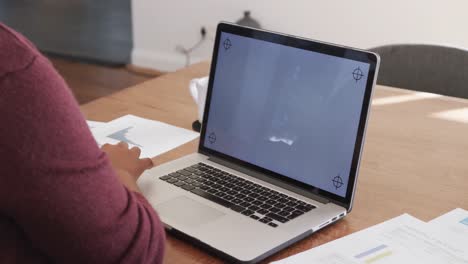 sección media de una mujer afroamericana de talla grande usando una computadora portátil con espacio para copiar, cámara lenta