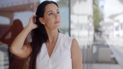 Hermosa-Mujer-De-Negocios-Con-Camisa-Blanca