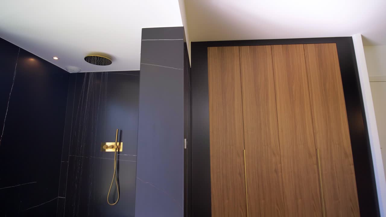 lento establecimiento de una foto de un dormitorio principal con una habitación de ducha de plan abierto