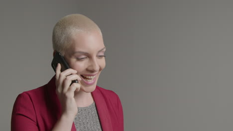 modelo femenino hablando por teléfono inteligente durante el retrato de estudio 03