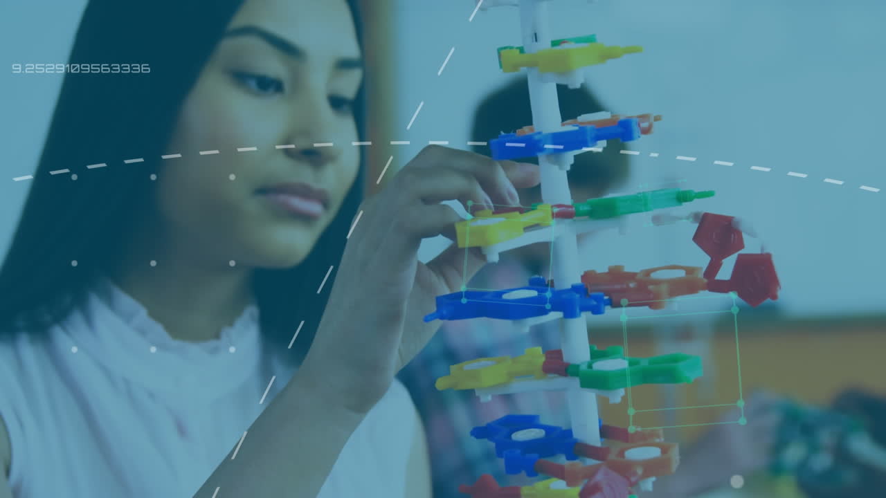 una maestra interactúa con un modelo de adn en un entorno educativo mejorado por la tecnología.