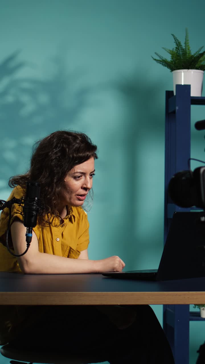 Donna che registra un podcast o un vlog in uno studio moderno