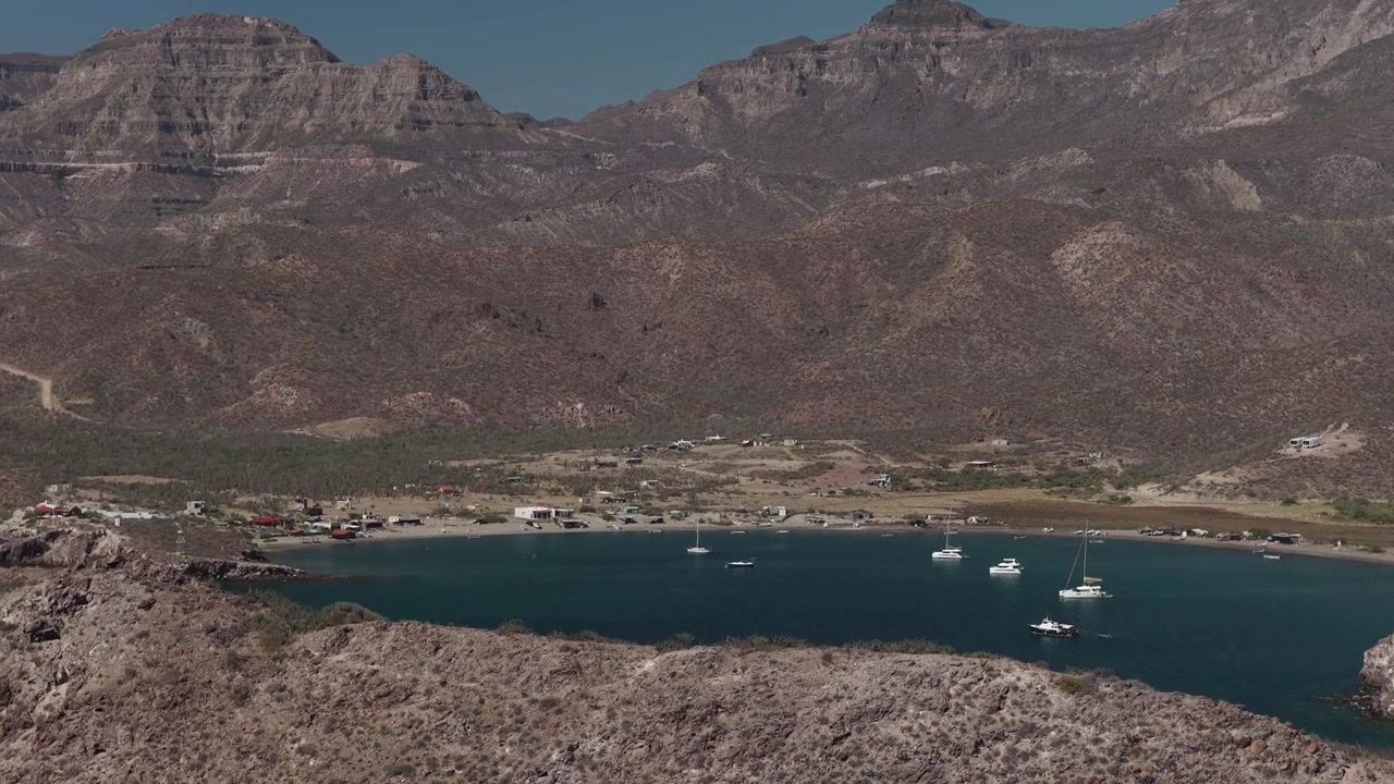Vista aerea di una colorata palapa da spiaggia su una riva sabbiosa del Mare di Cortez vicino a La Paz, Messico