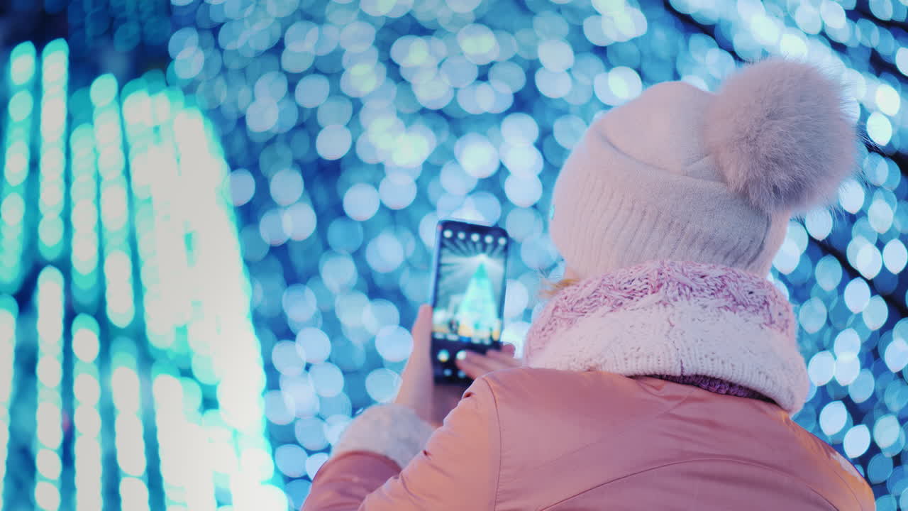 사람들은 새해 캐논 변종에서 즐거운 시간을 보냅니다.