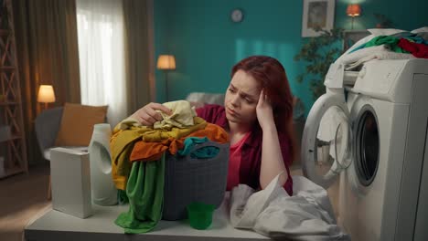 mujer lavando la ropa