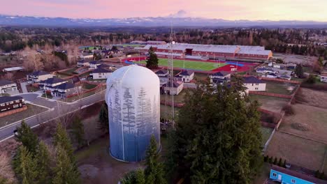 video aéreo dando vueltas alrededor de una torre de agua durante la puesta de sol en auburn, washington