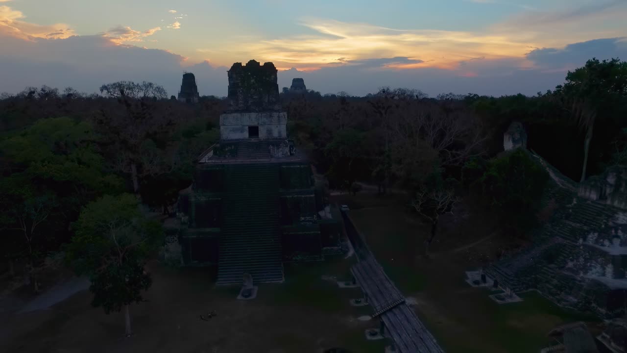 el antiguo templo maya al anochecer en el parque nacional tikal, guatemala
