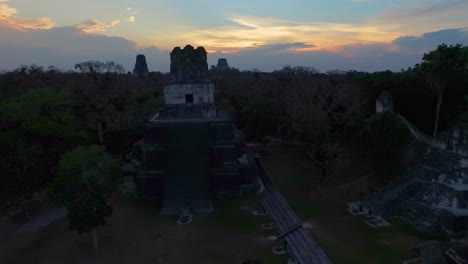 el antiguo templo maya al anochecer en el parque nacional tikal, guatemala