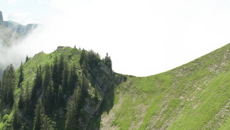 Drohne,-Die-über-Berggipfel-In-Dicke,-Weiße-Wolken-Fliegt