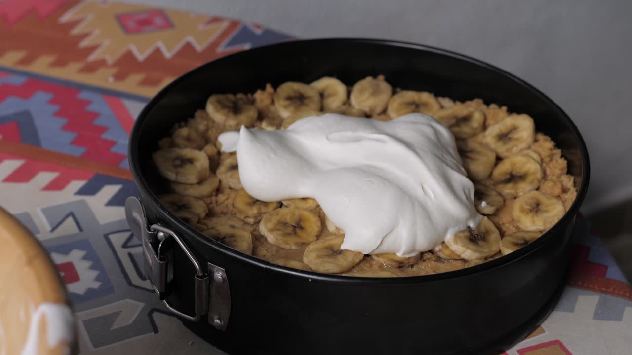 바노피 파이에 크림을 떠서