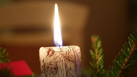 primer plano de velas navideñas encendidas. tiro lento del carro