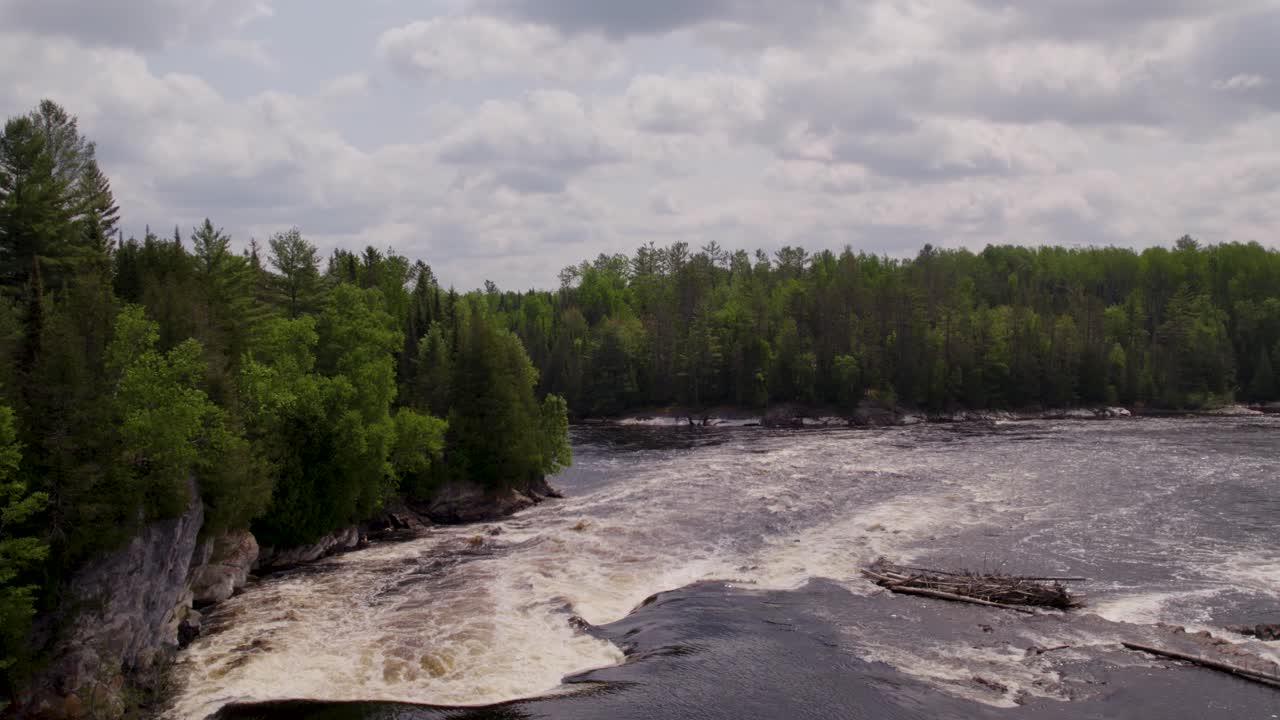 Droneflyvning, nedstrøms på Gatineau-floden, mens den strømmer gennem Canadas vidtstrakte skove