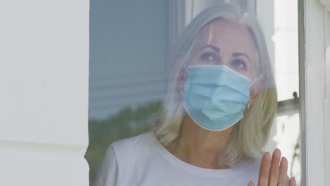 retrato de una mujer caucásica mayor en casa con una máscara facial