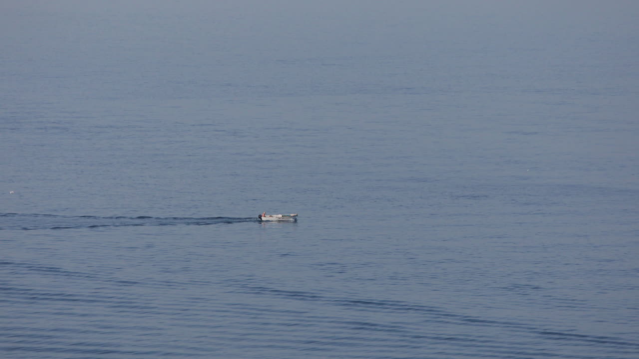 여름 아침에 바닷물을 추적하는 잔잔한 바다 표면에서 모터 보트 항해
