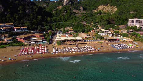 Filmische-Umlaufende-Drohnenansicht-Des-Strandes-Von-Glyfada-Auf-Der-Insel-Korfu-In-Griechenland