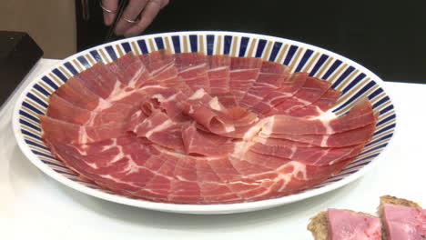 jamón en rodajas en un plato