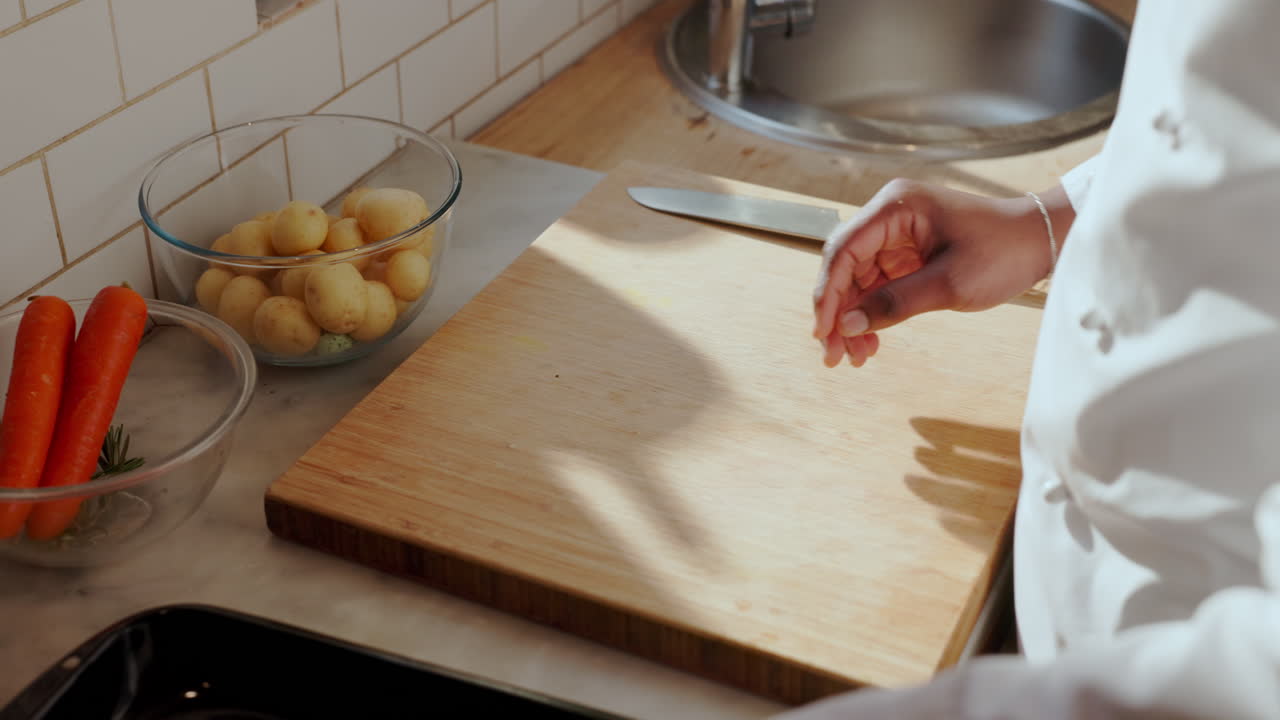 preparando comida en la cocina