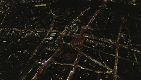 Antenne:-Langsame-überkopfaufnahme-Einer-Stadt-Bei-Nacht-Mit-Lichtern-Und-Verkehr,-Köln,-Deutschland