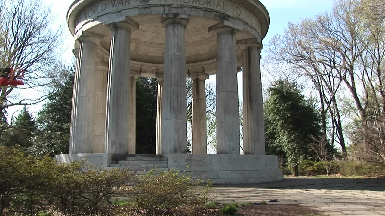 카메라는 천천히 1차 세계대전 전몰장병 추모비를 팬업한다.