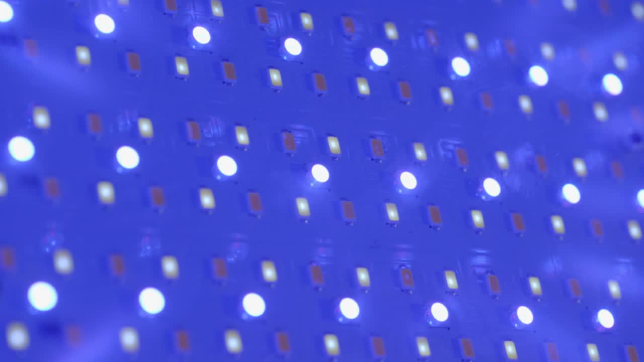 close up de las bombillas de panel de luz rgb que parpadean