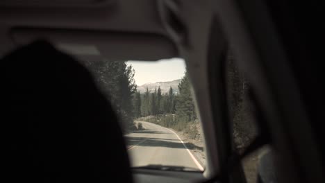 Dentro-Del-Asiento-Trasero-Del-Coche-Que-Viaja-Por-Un-Largo-Y-Sinuoso-Camino-En-Verano-En-El-Parque-Nacional-De-Yosemite