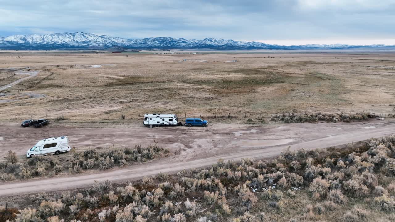 remolques de autocaravanas sobre llanuras remotas terreno de campamento en utah, estados unidos