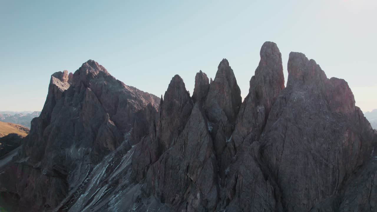 Vette montuose iconiche nelle Dolomiti riprese con drone