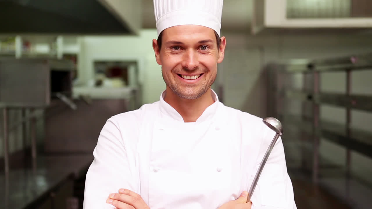 el chef sonriendo a la cámara