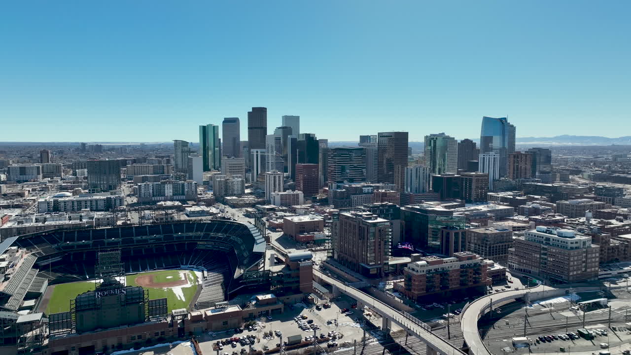 Vista aerea dello skyline del centro di Denver con il Coors Field in primo piano in una luminosa giornata invernale