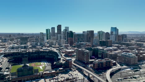 Luftaufnahme-Der-Skyline-Der-Innenstadt-Von-Denver-Mit-Coors-Field,-Das-An-Einem-Hellen-Wintertag-Prominent-Im-Vordergrund-Zu-Sehen-Ist