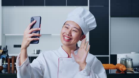 el chef tomando una selfie en la cocina