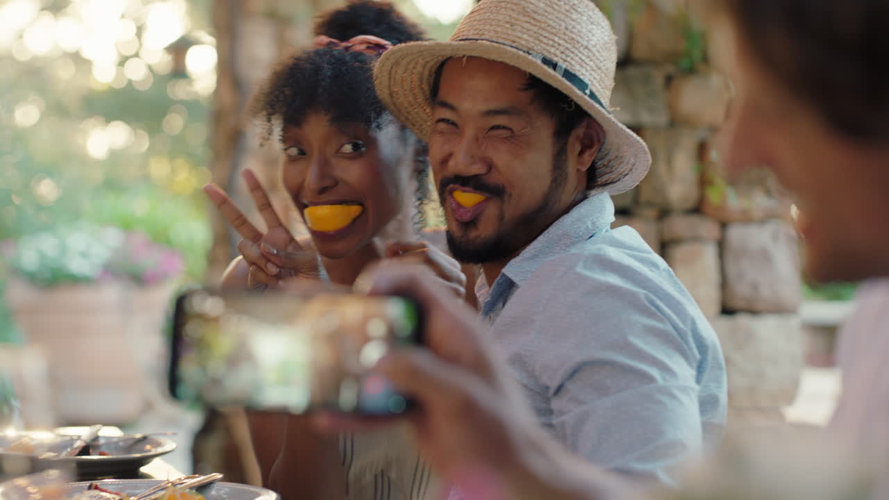 pareja divertida comiendo naranjas posando para fotos haciendo caras divirtiéndose con amigos riendo disfrutando de la reunión de verano al aire libre turistas felices en vacaciones 4k