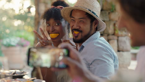 funny-couple-eating-oranges-posing-for-photo-making-faces-having-fun-with-friends-laughing-enjoying-summer-reunion-outdoors-happy-tourist-people-on-vacation-4k