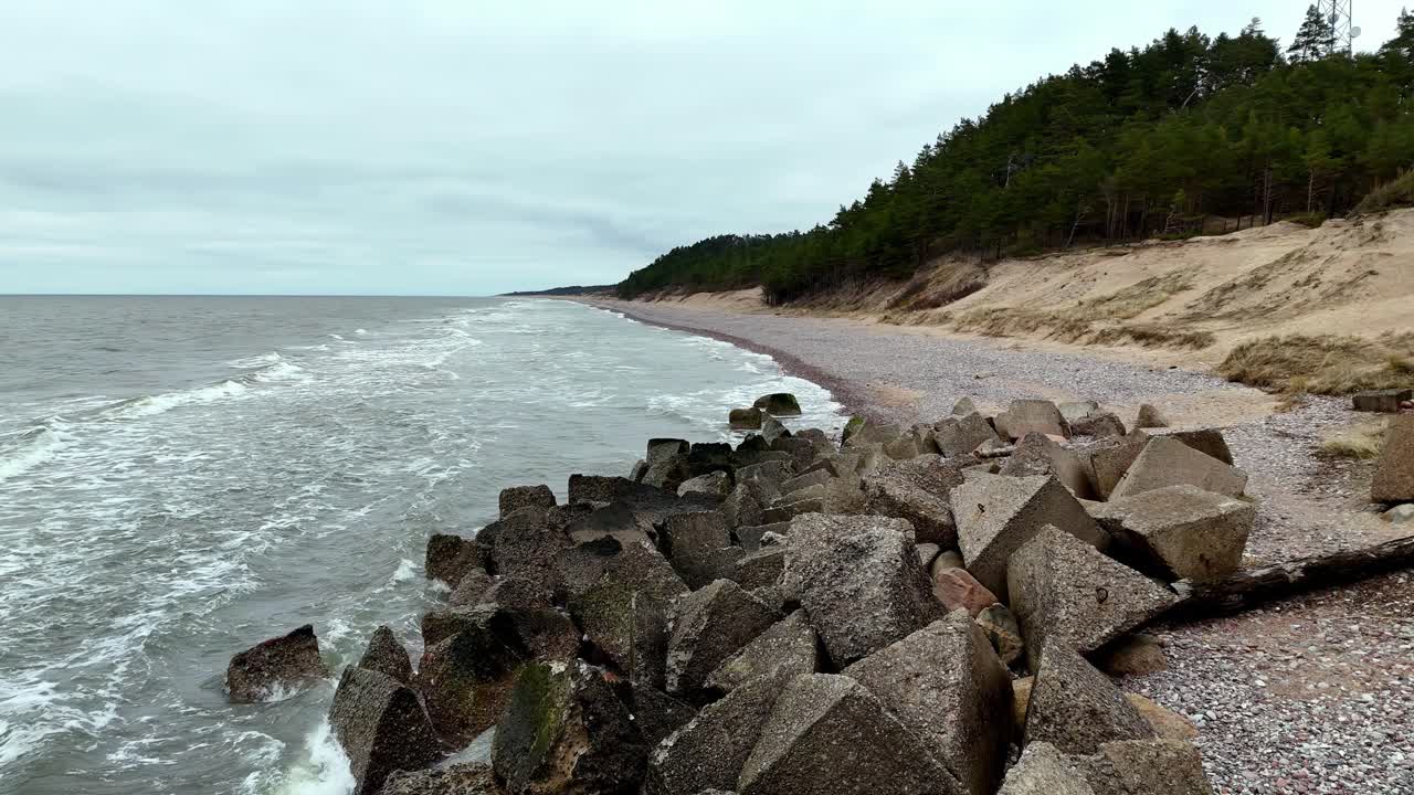 взгляд с воздуха на деревню зава в муниципалитете вентспилс, латвия