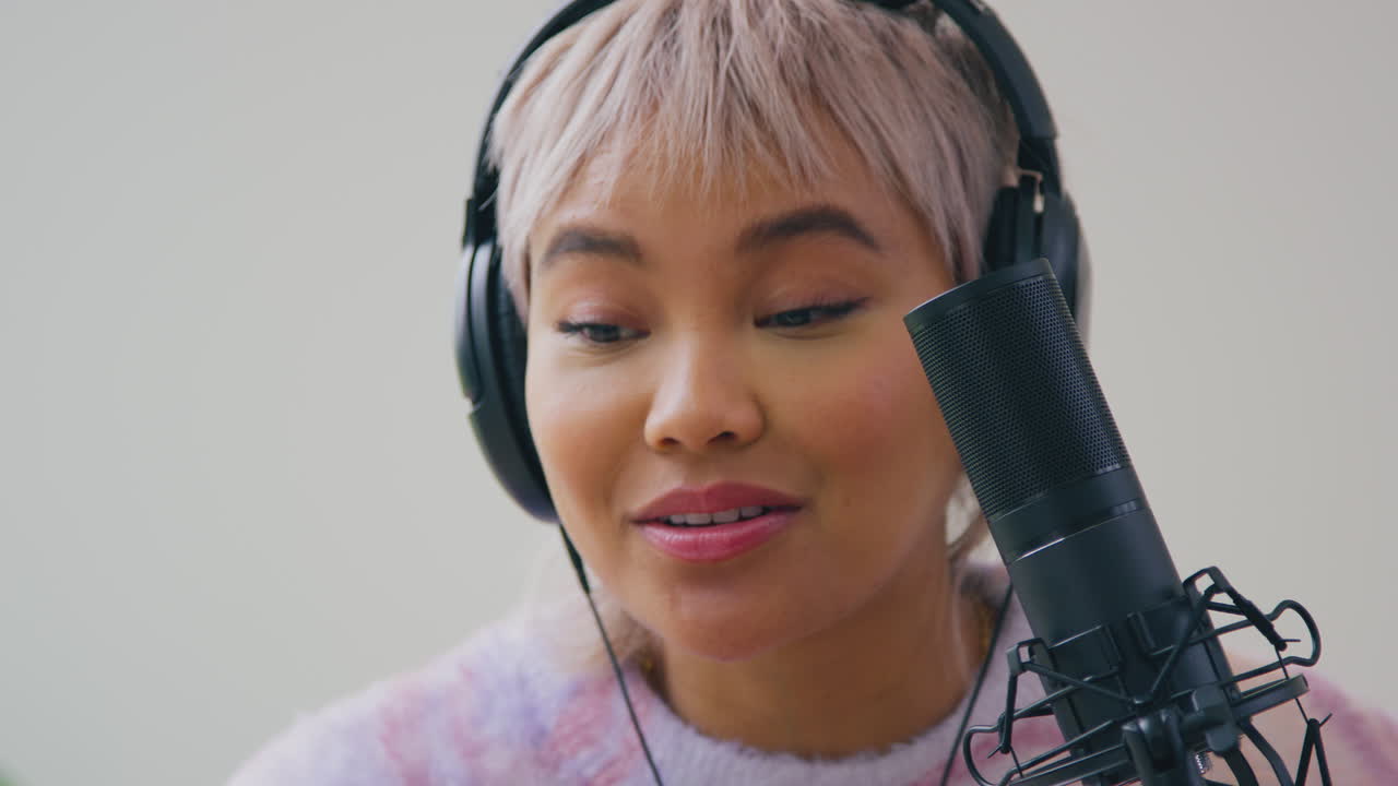 primer plano de una vlogger femenina con micrófono transmisión en vivo de podcast en línea