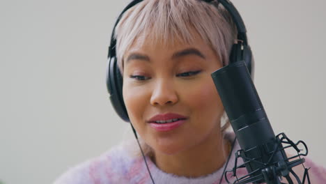 primer plano de una vlogger femenina con micrófono transmisión en vivo de podcast en línea