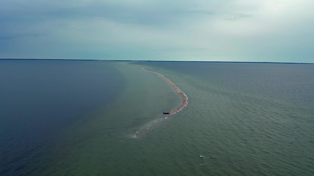 Pemandangan udara perahu motor RIB yang berlabuh di pasir dangkal Rybitwia Mielizna