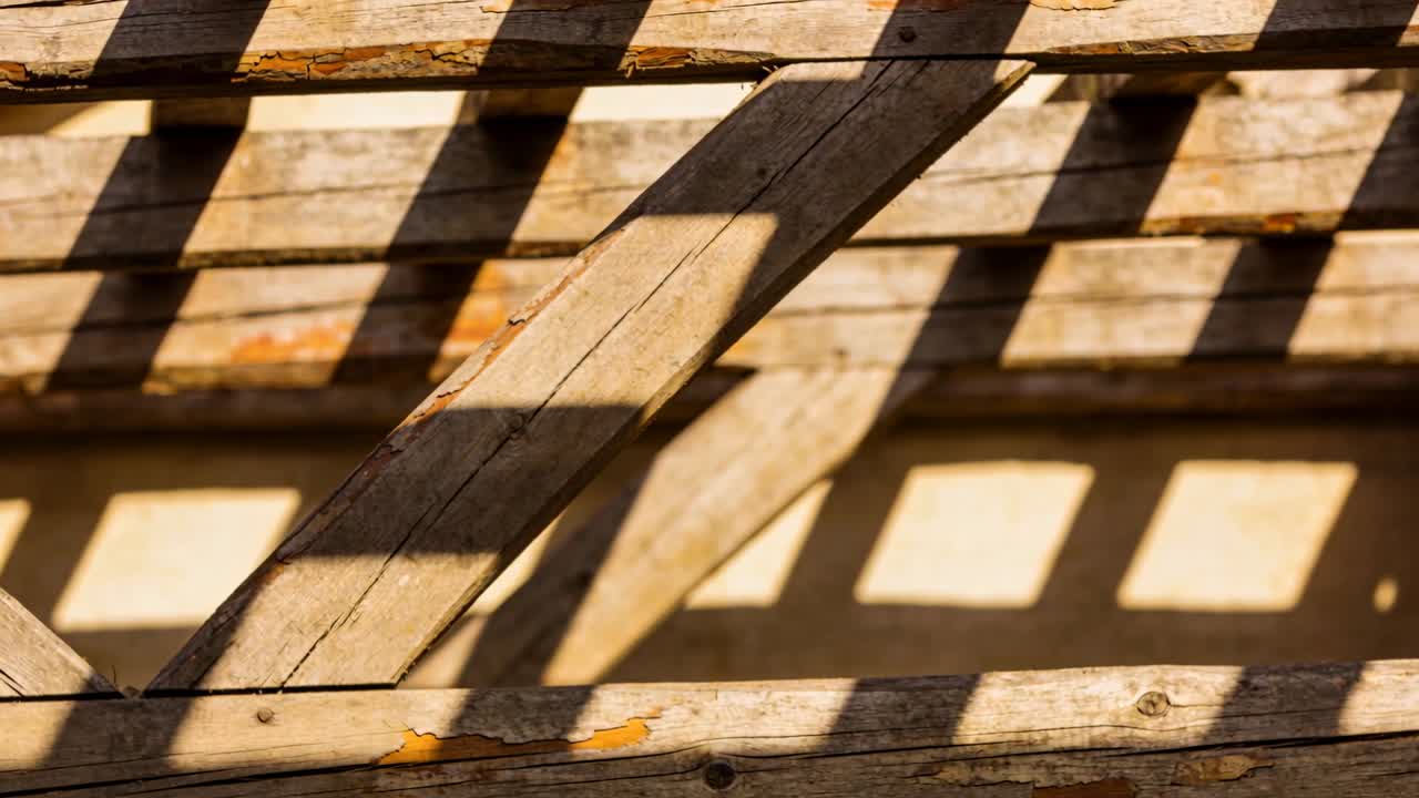 Luce solare che si sposta, raggio diagonale che attraversa le lamelle, griglia d'ombra in movimento che rivela la texture per il design.