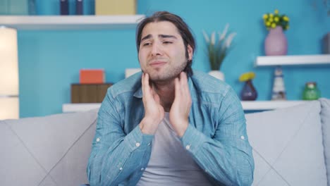 un joven deprimido que se siente triste e infeliz solo en casa.
