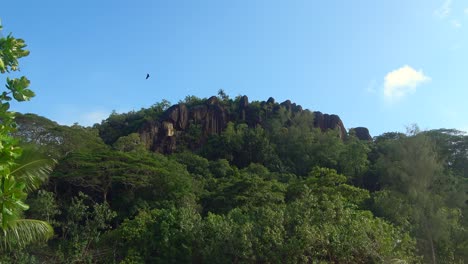 Zeitraffer-Des-Felsigen-Berges-Mit-üppiger-Vegetation,-Blauer-Himmel-Vorbeiziehende-Wolken