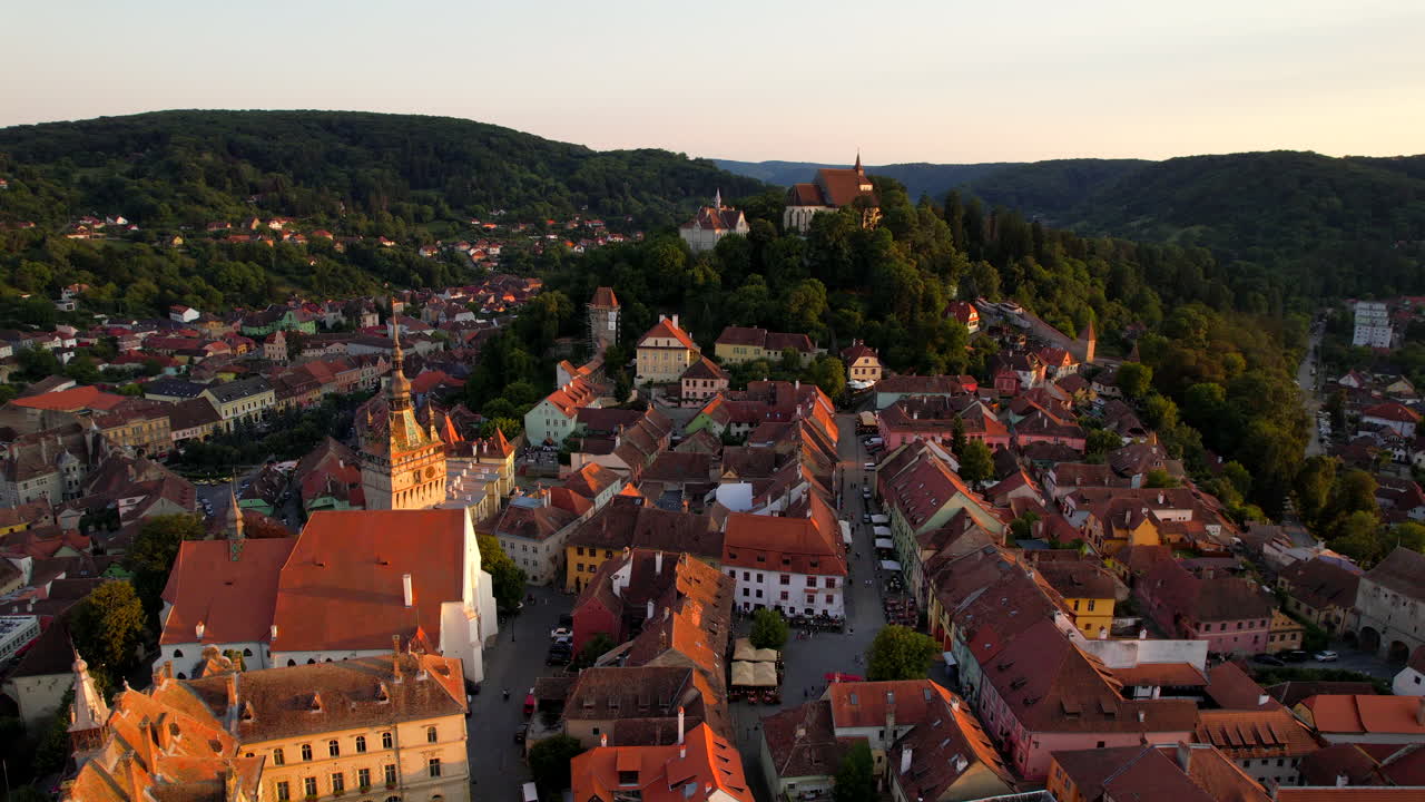 Średniowieczne rumuńskie miasto Sighisoara o zachodzie słońca. Zdjęcie lotnicze