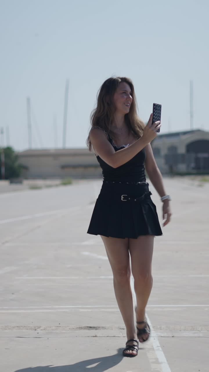 Donna che scatta foto all'aperto