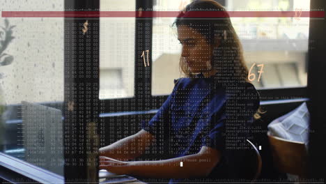 animación del procesamiento de datos financieros sobre una mujer de negocios caucásica usando una computadora portátil.