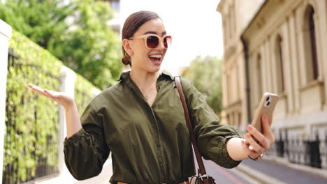 viajes, videollamadas y mujeres al aire libre