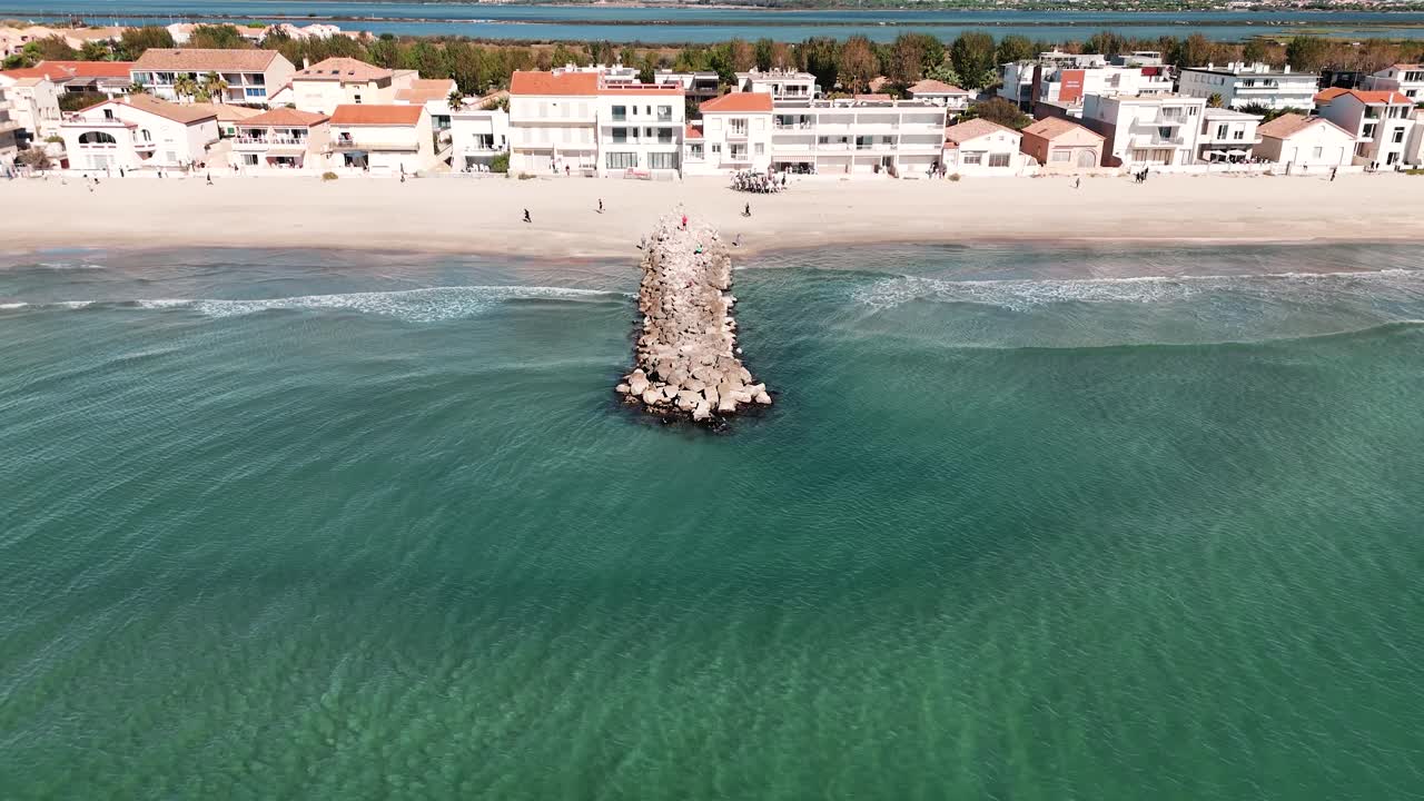 Ripresa aerea con inclinazione di cavalli che galoppano sulla spiaggia di Palavas durante la Feria.