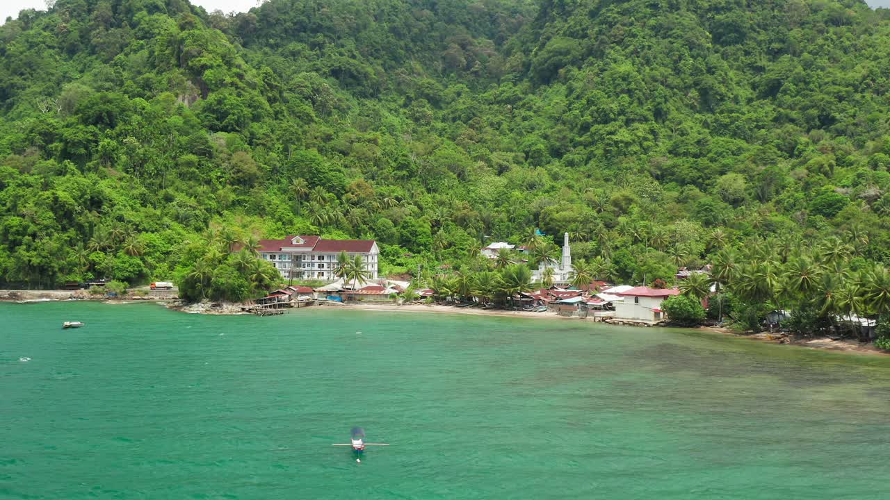 sobrevuelo por encima de la parte sin aliento de la ciudad costera de indonesia