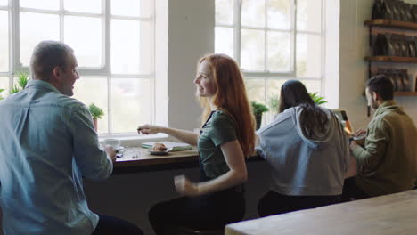amigos en un asiento de la ventana de una cafetería