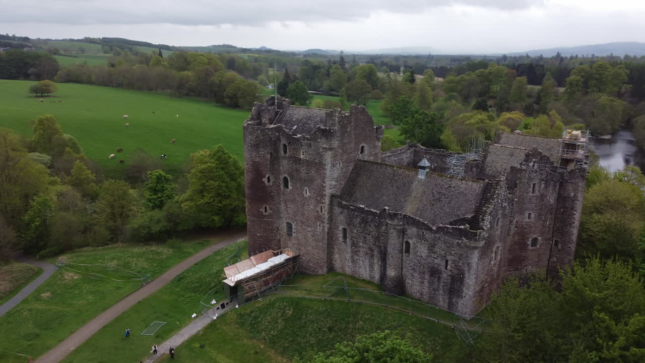 Castello di Doune: movimento in orbita verso il famoso castello scozzese e individuazione del boschetto dell'area.
